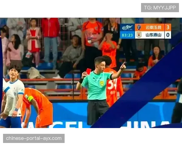 争议瞬间：主裁判因认为对方“故意拖延节奏”向门将出示黄牌